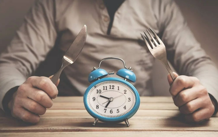 吃饭太快不仅会损伤口腔，还会扰乱肝脏代谢