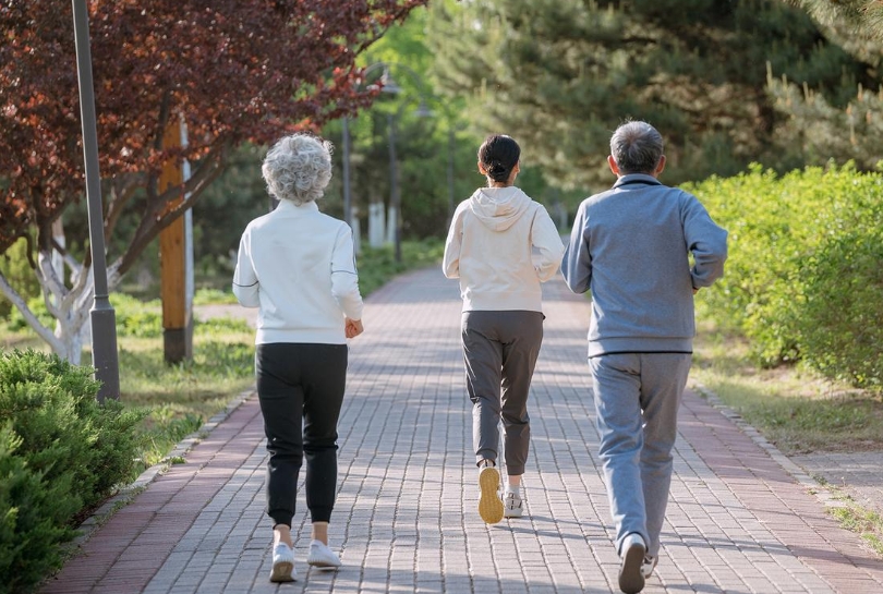 走得多比走得快更有益健康？经常走路的人背痛更少